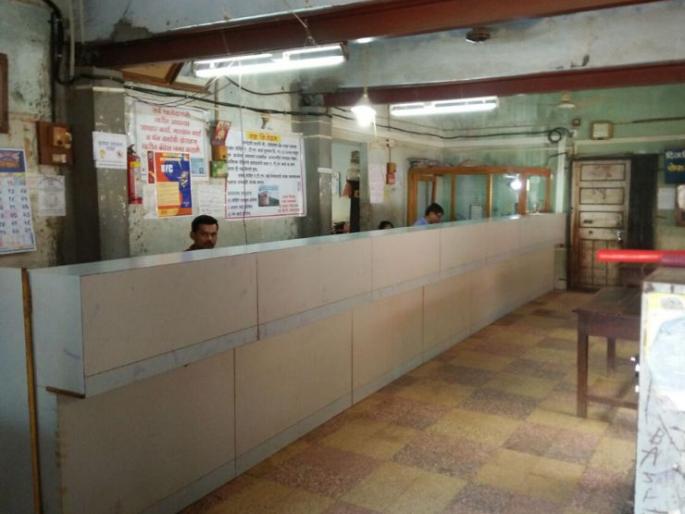 शेतकरी उदासीन : चार दिवसांपासून आॅनलाइन साईट बंदच; आॅफलाइनसाठीही फिरवाफिरवच | पीक विमा भरण्यास अल्प प्रतिसाद शेतकरी उदासीन : चार दिवसांपासून आॅनलाइन साईट बंदच; आॅफलाइनसाठीही फिरवाफिरवच | पीक विमा भरण्यास अल्प प्रतिसाद